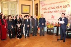 Đại sứ Nguyễn Văn Thảo phát biểu tại Tết cộng đồng tại Bỉ. (Ảnh: Hương Giang/Vietnam+)