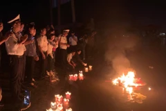 Các cựu chiến binh, thân nhân các Liệt sỹ Gạc Ma thả đèn, vòng hoa tưởng nhớ các Liệt sỹ. (Ảnh: TTXVN phát)