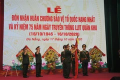 Lễ đón nhận Huân chương Bảo vệ Tổ quốc hạng Nhất của Quân khu 5. (Ảnh: Văn Dũng/TTXVN) 