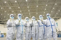 Nhân viên y tế được điều động tới bệnh viện dã chiến ở Vũ Hán, Trung Quốc nhằm điều trị cho các ca nhiễm dịch viêm đường hô hấp cấp do chủng mới của virus corona, ngày 10/2/2020. (Nguồn: THX/TTXVN) 