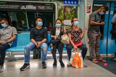 Người dân đeo khẩu trang phòng lây nhiễm COVID-19 tại Kuala Lumpur, Malaysia. (Ảnh: THX/TTXVN) 