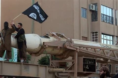 Các tay súng Nhà nước Hồi giáo (IS) tự xưng tại thành phố Raqa, Syria, ngày 30/6/2014. (Ảnh: AFP/TTXVN)