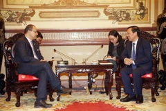 Ông Phan Văn Mãi (phải), Chủ tịch Ủy ban Nhân dân Thành phố Hồ Chí Minh tiếp Giáo sư Slim Khalbous (trái), Tổng Giám đốc Tổ chức Đại học Pháp ngữ. (Ảnh: Xuân Khu/TTXVN)