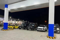 Dàn siêu xe tập trung tại trạm dừng nghỉ. (Nguồn: Báo Người lao động)