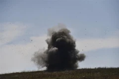 Kích hoạt tiêu hủy những quả bom chùm không nổ thu thập được trong cuộc xung đột giữa lực lượng Armenia và Azerbaijan ở ngoại ô tại thành phố Stepanakert, thủ phủ khu vực tranh chấp Nagorny-Karabakh ngày 12/10/2020. (Nguồn: AFP/TTXVN) 