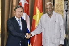 Chủ tịch Quốc hội Cuba Esteban Lazo Hernández và Đại sứ Lê Quang Long (trái). (Ảnh: Mai Phương/TTXVN)