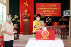 Cử tri ở Tổ bầu cử số 5, tổ dân phố Vị Dương, phường Mỹ Xá, thành phố Nam Định bỏ phiếu bầu cử thêm đại biểu HĐND phường Mỹ Xá, khóa XVII nhiệm kỳ 2021-2026. (Ảnh: Văn Đạt/TTXVN) 