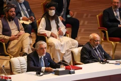 Trưởng đoàn đàm phán của Chính phủ, Chủ tịch Hội đồng hòa giải tối cao Afghanistan Abdullah Abdullah (trái) trong cuộc đàm phán ở Doha, Qatar ngày 12/9/2020. (Nguồn: AFP/TTXVN) 
