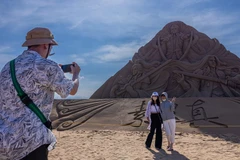 Khách du lịch chụp ảnh tại một điểm tham quan ở Đài Loan. (Nguồn: CNN)