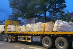 Xe đầu kéo chở hơn 6 tấn rác thải bị lực lượng chức năng bắt quả tang. (Ảnh: TTXVN phát)