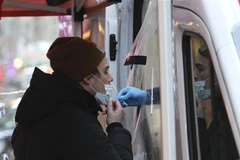 Nhân viên y tế lấy mẫu xét nghiệm COVID-19 cho người dân tại New York, Mỹ, ngày 4/1/2022. (Ảnh: THX/TTXVN) 