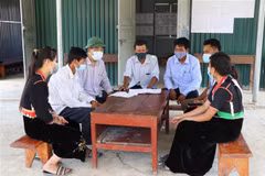 Bí thư chi bộ bản Tổng Pịt, xã Mường Mô, huyện Nậm Nhùn (Lai Châu) cùng với trưởng bản, người có uy tín trong bản tuyên truyền bầu cử đến với người dân. (Ảnh: Việt Hoàng/TTXVN) 