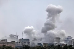 Khói bốc lên sau một cuộc oanh kích do các lực lượng Chính phủ Syria và đồng minh tiến hành tại thị trấn Sarmin, tỉnh Idlib ngày 4/2/2020. (Nguồn: AFP/TTXVN) 