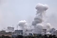 Khói bốc lên sau một cuộc oanh kích do các lực lượng Chính phủ Syria và đồng minh tiến hành tại thị trấn Sarmin, tỉnh Idlib ngày 4/2/2020. (Nguồn: AFP/TTXVN) 