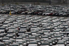 Ôtô mới tại trung tâm phân phối của Toyota ở cảng Long Beach, bang California, Mỹ. (Ảnh: AFP/TTXVN)