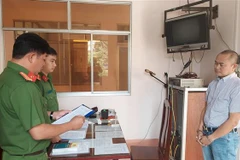 Cơ quan Cảnh sát điều tra Công an huyện Châu Thành (tỉnh Đồng Tháp) đọc lệnh khởi tố, bắt tạm giam bị can Trần Lập Nghĩa. (Ảnh: TTXVN phát)