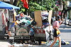 ​Phố Ngọc Hà xuất hiện tình trạng rác thải sinh hoạt bị ùn ứ, nhiều điểm tràn xuống vỉa hè, lòng đường, bốc mùi khó chịu. (Ảnh: Thành Đạt/TTXVN) 