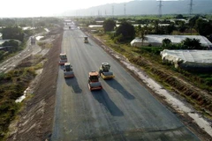 Thi công nền đường cao tốc Bắc-Nam đoạn Vĩnh Hảo-Phan Thiết thuộc địa phận huyện Tuy Phong, tỉnh Bình Thuận. (Ảnh: Huy Hùng/TTXVN)