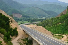 Hiện trường vụ khai thác đất trái phép tại thôn Quan Nam 3, xã Hòa Liên. (Ảnh: TTXVN phát) 