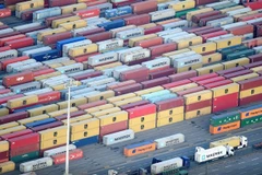 Hàng hóa tại cảng container ở Hamburg (Đức). (Ảnh: REUTERS/TTXVN) 