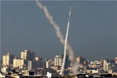 Hàng chục quả rocket được phóng từ Dải Gaza sang lãnh thổ Israel ngày 12/5/2023. (Ảnh: IRNA/TTXVN)
