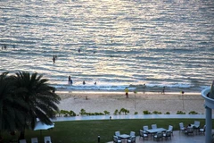 Du khách tắm biển ở Bãi Dài, xã Gành Dầu, thành phố đảo Phú Quốc (Kiên Giang). (Ảnh: Hồng Đạt/TTXVN) 