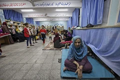 Lực lượng dân phòng Palestine tìm kiếm các nạn nhân dưới những căn nhà bị sập sau vụ không kích của máy bay Israel xuống thành phố Gaza, ngày 16/5/2021. (Nguồn: THX/TTXVN) 