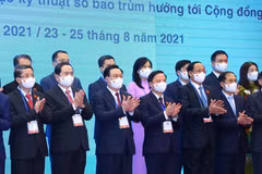 Chủ tịch Quốc hội Vương Đình Huệ cùng Đoàn đại biểu Quốc hội Việt Nam với các đại biểu chụp ảnh chung tại Lễ khai mạc AIPA 42. (Ảnh: Nguyễn Điệp/TTXVN) 