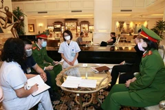 Công an quận Hoàn Kiếm kiểm tra các cơ sở lưu trú phòng dịch COVID-19. (Ảnh: Doãn Tấn/TTXVN) 