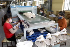 Sản xuất giày xuất khẩu sang thị trường châu Âu. (Ảnh minh họa: Trần Việt/TTXVN) 