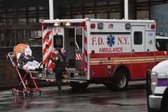 Nhân viên y tế chuyển bệnh nhân nghi nhiễm COVID-19 tới bệnh viện ở New York, Mỹ, ngày 23/3/2020. (Nguồn: AFP/TTXVN) 