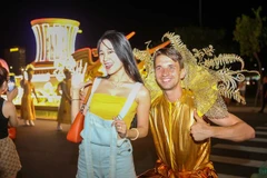 Khách du lịch hào hứng với các hoạt động về đêm tại Đà Nẵng. (Ảnh: Trần Lê Lâm/TTXVN) 