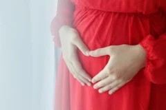 Nhiều người lớn tuổi mong muốn con cháu mình tuân theo những tập tục mê tín được truyền lại từ thế hệ trước để tăng cơ hội mang thai thành công. (Nguồn: Shutterstock)