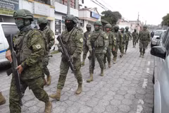 Cảnh sát Ecuador tuần tra tại Quito, sau khi Tổng thống Daniel Noboa ban bố tình trạng "xung đột vũ trang trong nước," ngày 9/1/2024. (Ảnh: THX/TTXVN)