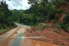 Bùn đất từ trên cao sạt lở tràn xuống tuyến đường Quốc lộ 4H- Nà Hỳ thuộc Điện Biên. (Ảnh: Phan Tuấn Anh/TTXVN) 