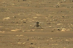 Thiết bị bay Ingenuity thực hiện chuyến bay đầu tiên trên Sao Hỏa, ngày 19/4/2021. (Ảnh: AFP/TTXVN) 