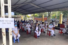 Công nhân Công ty trách nhiệm hữu hạn Nagata Việt Nam tại Khu chế xuất Tân Thuận, quận 7 được lấy mẫu xét nghiệm COVID-19. (Ảnh: TTXVN phát) 
