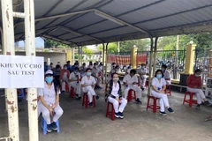 Công nhân Công ty trách nhiệm hữu hạn Nagata Việt Nam tại Khu chế xuất Tân Thuận, quận 7 được lấy mẫu xét nghiệm COVID-19. (Ảnh: TTXVN phát) 