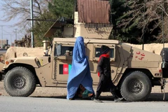 Người dân trở về làng của họ, sau khi lực lượng an ninh Afghanistan tiêu diệt các tay súng Taliban ở Pashtun Zarghun, thuộc Herat, Afghanistan. (Nguồn: EPA/EFE) 