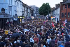 Người dân tham gia biểu tình phản đối phân biệt chủng tộc tại Walthamstow, Anh, ngày 7/8/2024. (Ảnh: Getty Images/TTXVN)