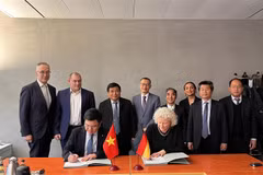 Ông Lê Mạnh Hùng, Cục trưởng Cục Phát triển Doanh nghiệp (Bộ Kế hoạch và Đầu tư) và Giám đốc điều hành Liên minh Nông nghiệp Đức Alina Grumpert ký Thỏa thuận ghi nhớ thiết lập khuôn khổ hợp tác chung dưới sự chứng kiến của Bộ trưởng Bộ Kế hoạch và đầu tư 