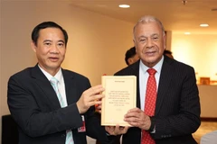 Phó Trưởng Ban Nội chính Trung ương Nguyễn Thái Học tặng sách của Tổng Bí thư Nguyễn Phú Trọng cho Tổng Bí thư Đảng Lao động Mexico (PT) Alberto Anaya Guitiérrez. (Ảnh: Phi Hùng/TTXVN)