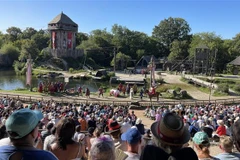 Một số hoạt cảnh về cuộc đấu tranh dựng nước và giữ nước của nhân dân Pháp được tái hiện tại công viêng giải trí phục vụ du khách. (Ảnh: Nguyễn Thu Hà/TTXVN)