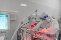 Bác sỹ Bệnh viện Vũng Tàu chăm sóc đặc biệt bé sơ sinh con của sản phụ nhiễm SARS-CoV-2 trong tình trạng nguy kịch ngụ tại phường 12, thành phố Vũng Tàu. (Ảnh: Hoàng Nhị/TTXVN)