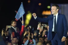 Phát biểu trước những người ủng hộ ở Paris tối 22/4 sau khi giành chiến thắng, Tổng thống Emmanuel Macron nhấn mạnh ông không phải là ứng cử viên của một phái chính trị nào mà là "Tổng thống của tất cả mọi người." (Ảnh: AFP/TTXVN) 