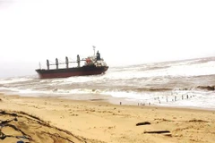 Tàu hàng trọng tại khoảng 26.000 tấn khi đang neo đậu tránh trú mưa bão ở Cảng Hòn La, huyện Quảng Trạch, tỉnh Quảng Bình thì bị đứt dây neo, trôi dạt và mắc cạn tại vùng biển phường Quảng Thọ, thị xã Ba Đồn, tỉnh Quảng Bình. (Ảnh: Võ Dung/TTXVN) 