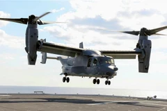 Máy bay Osprey của quân đội Mỹ hạ cánh xuống tàu Kaga của Lực lượng Phòng vệ Biển Nhật Bản ở ngoài khơi vùng Shikoku, ngày 26/10/2020. (Ảnh: Kyodo/TTXVN) 