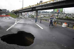 Hố sâu trên một tuyến đường do mưa lớn tại Villa Nueva, cách Guatemala City khoảng 15km về phía nam ngày 14/6/2022. (Ảnh: AFP/TTXVN) 