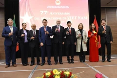 Đại sứ Nguyễn Hoành Năm cùng các khách mời danh dự nâng ly chúc mừng Quốc khánh 2/9. (Ảnh: Lưu Việt Hùng/TTXVN) 