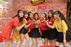 Nhiều người trẻ quẩy cháy phố mà không sợ nóng trong người nhờ thanh lọc cơ thể với Trà Thanh nhiệt Dr Thanh. (Nguồn: Vietnam+)